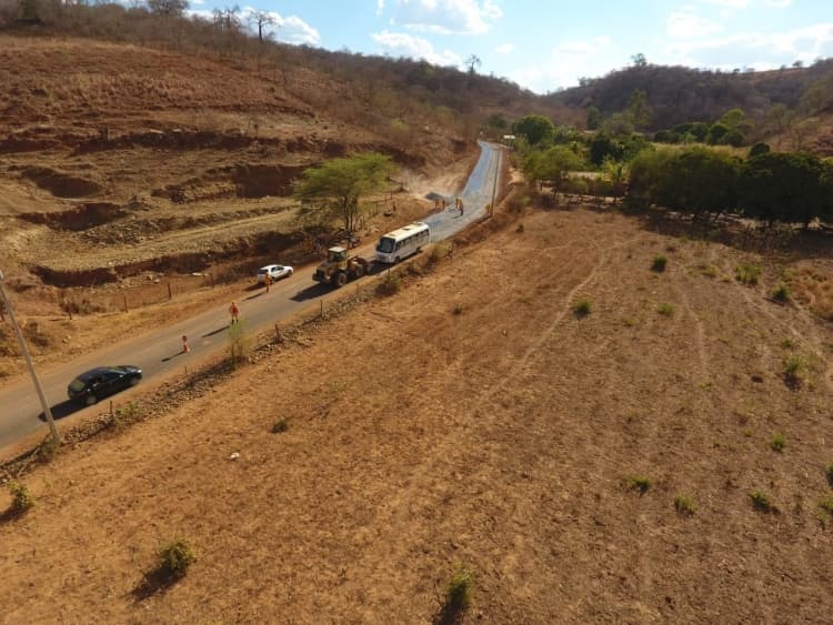 Zona rural de Tabocas do Brejo Velho - BA. Pavimentação asfáltica - Acesso BA-466