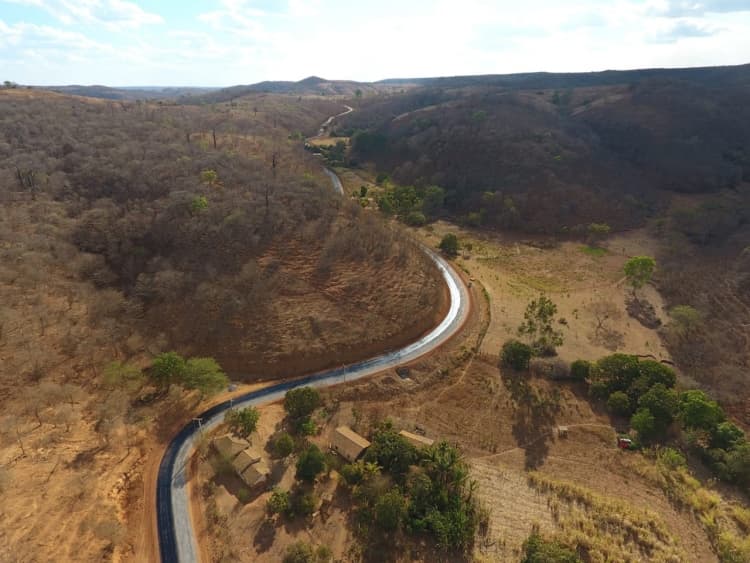 Zona rural de Tabocas do Brejo Velho - BA. Pavimentação asfáltica - Acesso BA-466
