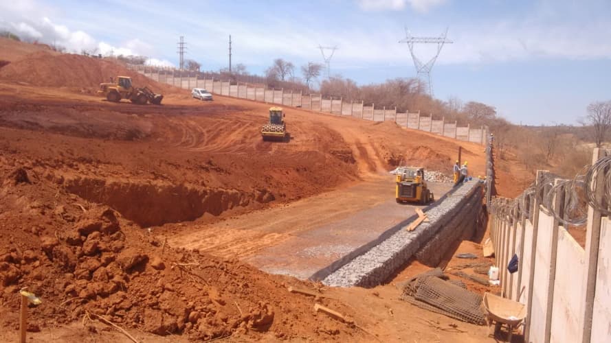Construção e montagem de muro de contenção, tipo Gabião.
