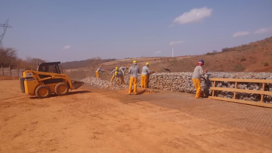 Construção e montagem de muro de contenção, tipo Gabião.